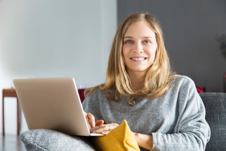 Mujer con portátil haciendo terapia para la ansiedad