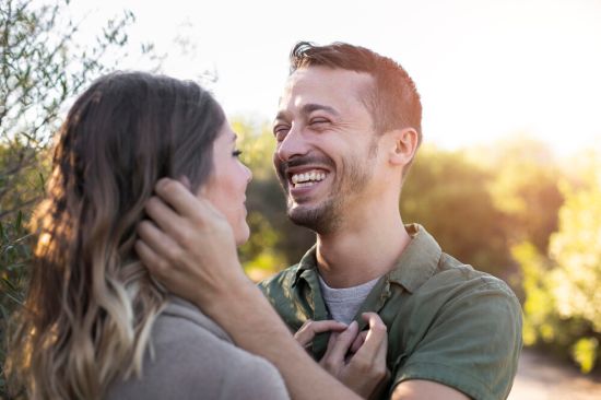 Pareja contenta y feliz