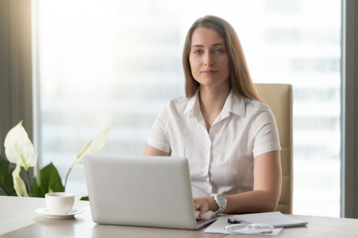 psicóloga profesional en consulta de terapia online por videoconferencia