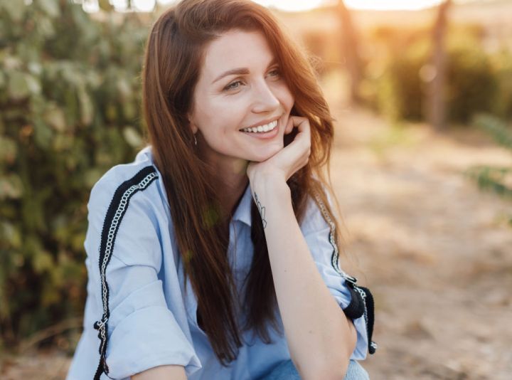 Mujer feliz sin ansiedad