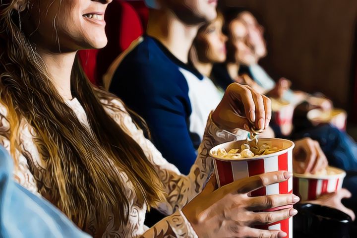 personas en el cine viendo peliculas de parejas